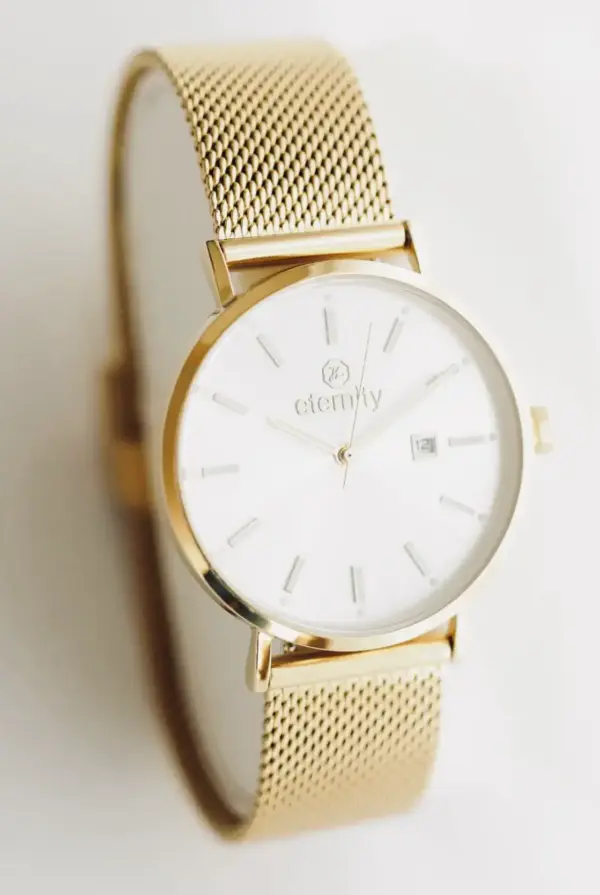 Elegante goldene Armbanduhr mit Mesh-Armband, christliche Mode, stilvoll und zeitlos.