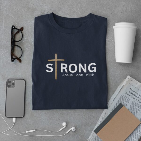 Starkes T-Shirt mit christlichem Kreuz-Design und Bibelvers Josua 1:9.