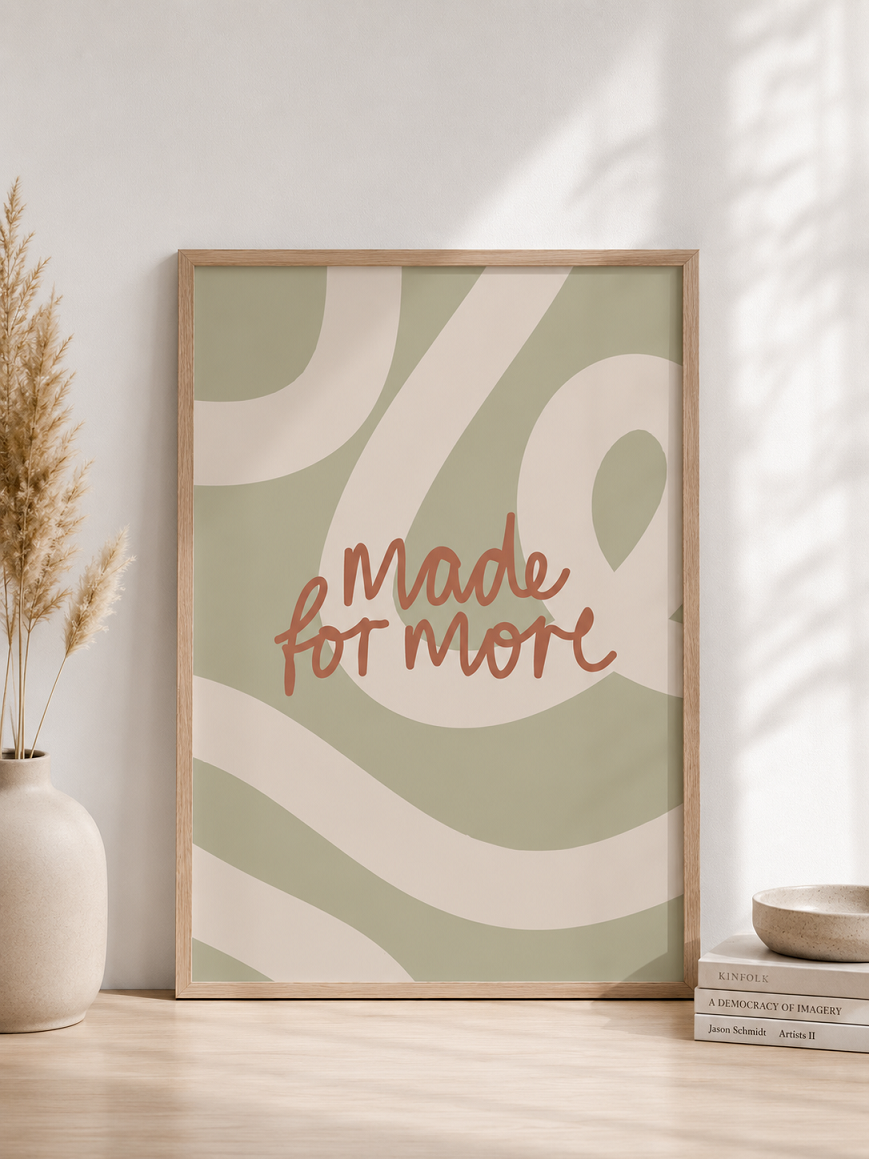 Motivierendes Bibelzitat 'made for more' auf dekorativem Poster in modernem Design.